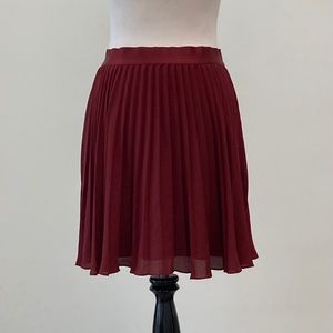 Express Pleated Skirt Size M